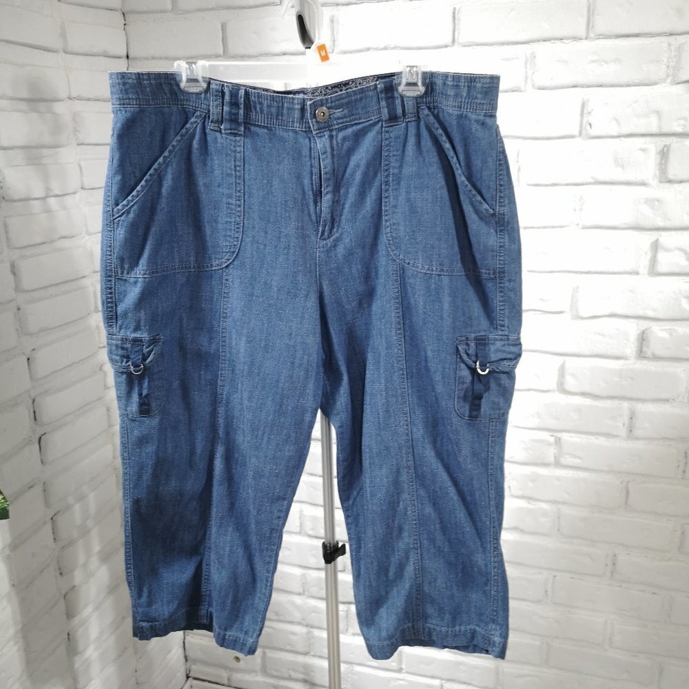Gloria Vanderbilt Ladies Size 16 Medium Wash Lightweight Jean Capri's